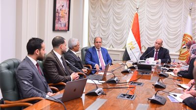 وزير العمل يستمع إلى تجارب عالمية لإطلاق منصة وطنية لتأهيل الشباب لسوق العمل العالمي