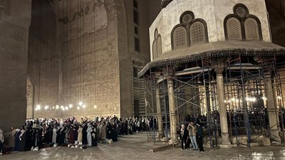 السيدات أكثر من الرجال.. حضور قوي لصلاة التراويح بمسجد السلطان حسن