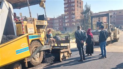 محافظ الغربية يتابع رصف طريق مصرف الزهار بقطور لتعزيز السيولة المرورية