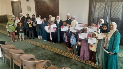 واعظات الأوقاف يكرمن حفظة القرآن الكريم بعدد من المساجد