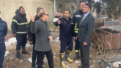 محافظ الدقهلية نتابع أعمال التبريد بحريق مصنع عقل بعد الدفع بـ 25 سيارة إطفاء