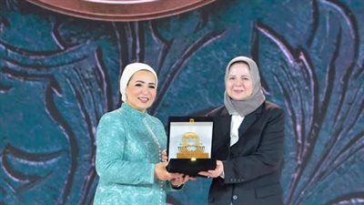 السيدة انتصار السيسي تكرم المستشارة منى إبراهيم الطويلة