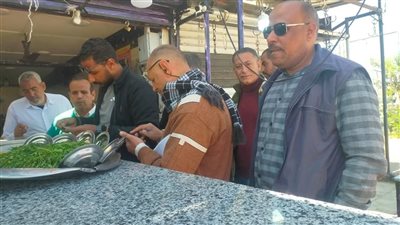 استمرار حملات التفتيش على رخص المحلات والمطاعم والمخابز بمركز الفتح في أسيوط