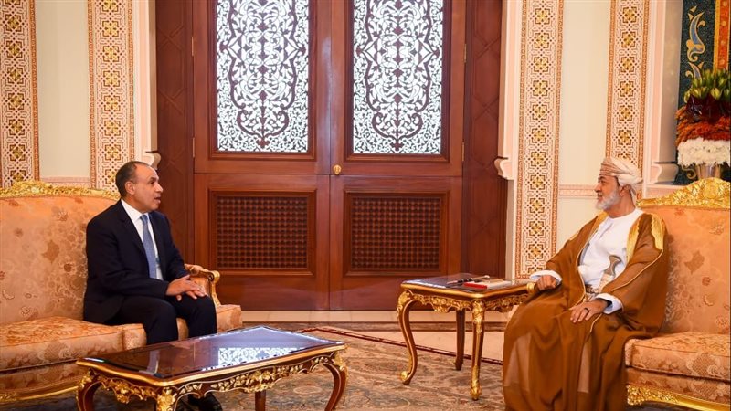 وزير الخارجية ينقل رسالة تضامن إلى سلطان عُمان