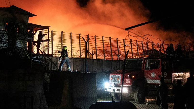 رجال الإطفاء يعملون على إخماد الحريق
