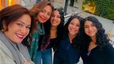 بصحبة بناتها.. هند صبري تخطف الأنظار بعد نجاح «مناعة»