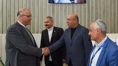 محافظ الإسكندرية يتفقد ديوان عام المحافظة لتقديم التهنئة للعاملين بمناسبة عيد الفطر المبارك