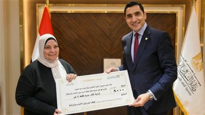  جوهر نبيل يُكرم المدير التنفيذي لمركز شباب عين الصيرة