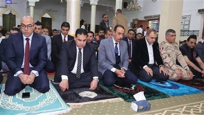 محافظ سوهاج ومدير الأمن يؤديان صلاة العيد بمسجد الشرطة