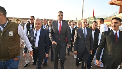محافظ جنوب سيناء يؤدي صلاة عيد الفطر بساحة الاستاد الرياضي بطور سيناء