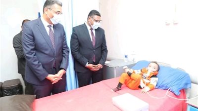  رجل على رجل قدام المحافظ.. طفل خطف الأضواء في لقطة عفوية بزيارة البحر الأحمر