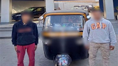 طفل يقود توك توك ويصطدم بسيارة مدرس في الجيزة... والداخلية توضح التفاصيل