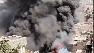 نائب محافظ القاهرة يتفقد حريق مخزن خردة بالدويقة ويوجه بتوفير وسائل إطفاء عاجلة