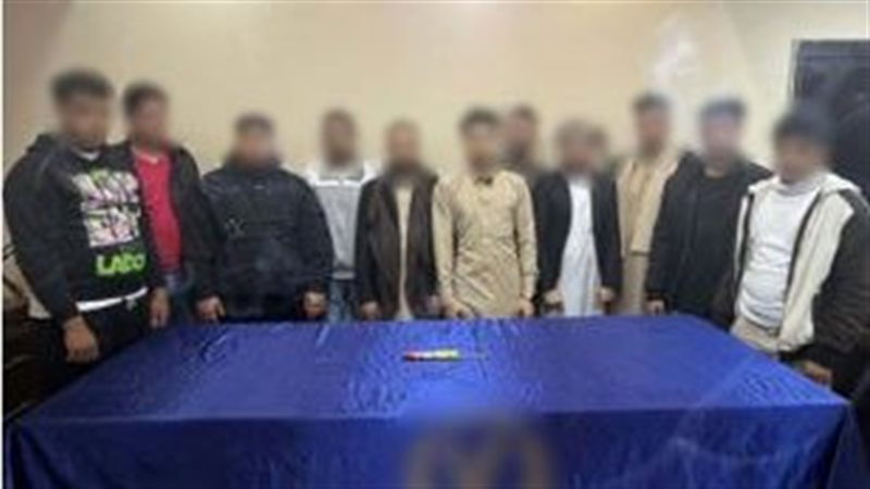 المتهمون عقب القبض عليهم
