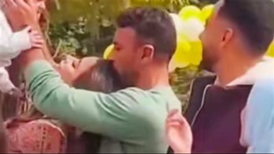 قبلة من رأسها وطفل رضيع.. حقيقة فيديو متداول لـ أحمد العوضي ويارا السكري 