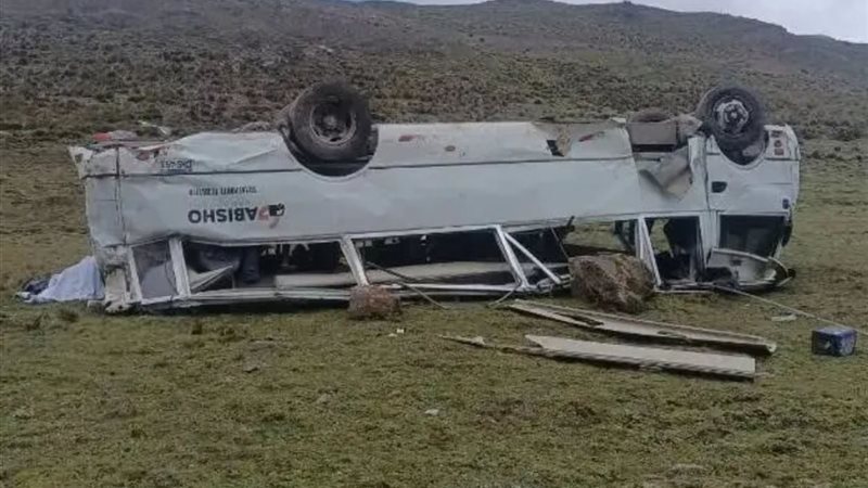 انقلاب حافلة سياحية من منحدر في بيرو