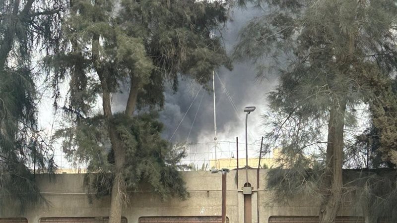 تصاعد الادخنة بمكان الحريق 
