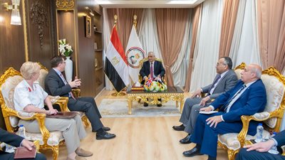جمبلاط والسفير البريطاني يرسمان خريطة شراكة استراتيجية في التصنيع والتعليم