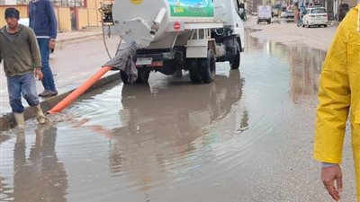 انتشار موسع للمعدات وفرق الطوارئ ورفع تجمعات مياه الأمطار بمدن ومراكز البحيرة