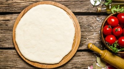 عجينة البيتزا الإيطالية المثالية في المنزل.. طرية ومقرمشة مثل المطاعم