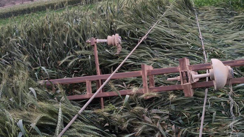 سقوط عمود ضغط من شدة الرياح بسوهاج 