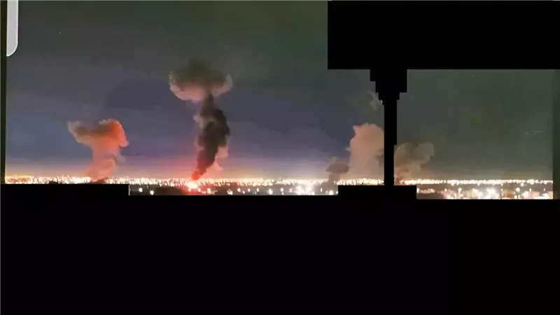 سحب الدخان تتصاعد من مواقع القصف في مشهد 