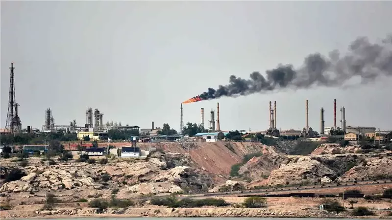 دخان يتصاعد في محطة نفط بجزيرة خرج الإيرانية 