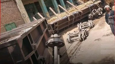 قطار القصب بأسوان يخرج عن القضبان وسط البيوت دون إصابات