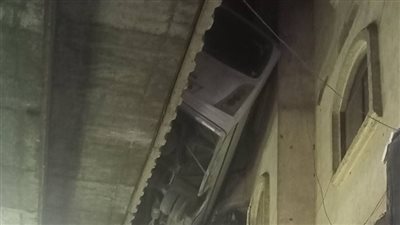 حادث مروع دون خسائر بشرية.. انقلاب أتوبيس يقتحم شرفة شقة سكنية بالجيزة