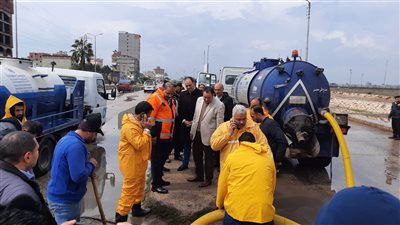 محافظ دمياط ورئيس شركة مياه الشرب يتابعان جهود سيارات كسح مياه الأمطار ميدانياً