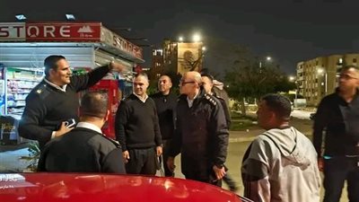حملات أمنية مكثفة بمدينة الشروق لتطبيق قرارات مواعيد غلق المحلات.. صور 