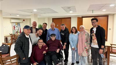 وفد “المهن التمثيلية” يزور محيي إسماعيل داخل دار إقامة كبار الفنانين