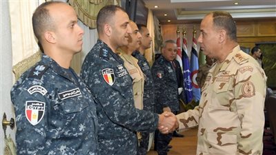 لمتابعة الجاهزية القتالية..وزير الدفاع والإنتاج الحربى يلتقى عدداً من مقاتلى الأفرع الرئيسية 