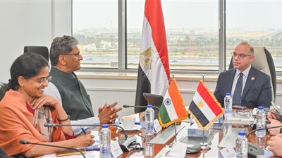 وزير الاستثمار يبحث مع السفير الهندي تعميق الشراكة الاقتصادية وزيادة التبادل التجاري