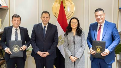 وزيرة التضامن ومحافظ دمياط يوقعان اتفاقية الانتفاع بقطعة أرض بناحية رأس البر 