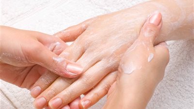لجمالك في الربيع.. نصائح يومية لتعزيز حماية يديكِ من الجفاف