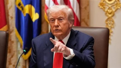 أسامة كمال: تصريحات ترامب تحرك الأسواق في دقائق.. واتهامات بالتلاعب والتداول الداخلي