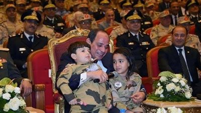 لحظات إنسانية لا تُنسى للرئيس السيسي مع الأطفال اليتامى بيوم اليتيم.. وفاء ومحبة
