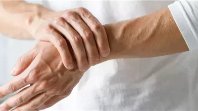 التهاب المفاصل الروماتويدي.. مرض مناعي مزمن يهاجم المفاصل وقد يمتد لأعضاء أخرى