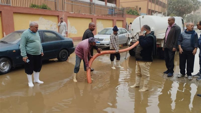رفع كميات المياه المتراكمة