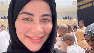 يارا السكري تؤدي العمرة وتشارك جمهورها لحظات روحانية من الحرم المكي