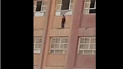 طالب يعرض حياته للخطر بالقليوبية بسبب مقلب و لهو مع أصدقائه 