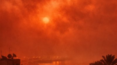 السماء بتمطر دم.. إيه حكاية العاصفة الدموية اللي رعبت الناس؟!