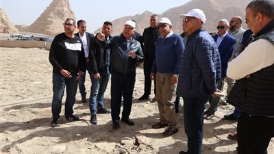 وزيرا النقل والكهرباء والطاقة المتجددة يتفقدان منطقة جبل الجلالة