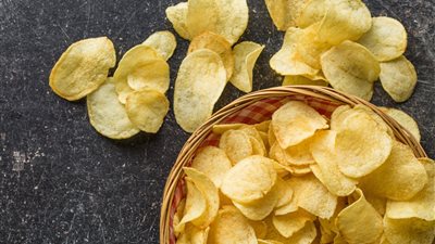 رقائق البطاطس المنزلية.. وصفة مقرمشة ولذيذة تنافس الجاهزة