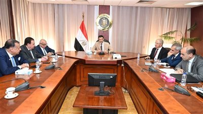وزير الصناعة يبحث تعزيز الصناعات التعدينية وتعميق التصنيع المحلي مع اتحاد الصناعات