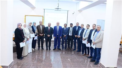 جامعة سوهاج تواصل بناء القيادات وتكرم المشاركين ببرنامج الترشح لمنصب عميد