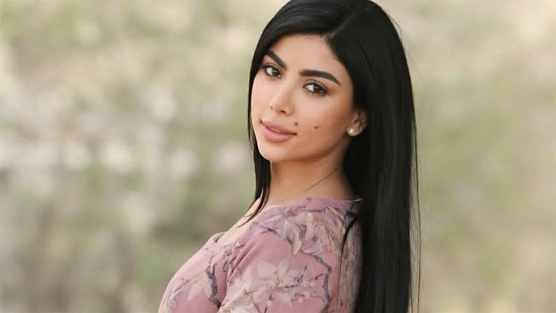 كارولين عزمي