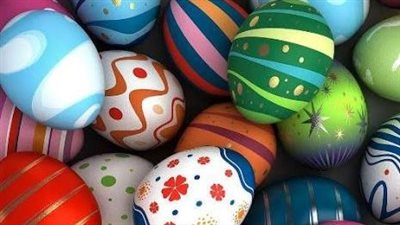بشكل أمن وطبيعي … طرق تلوين البيض في المنزل بكونات بسيطة 