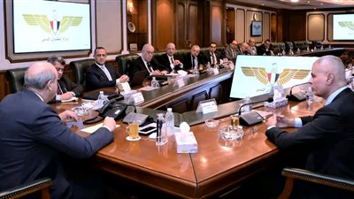 وزير الطيران المدني يعقد اجتماعًا موسعًا لمتابعة الاستعدادات النهائية لموسم الحج 2026